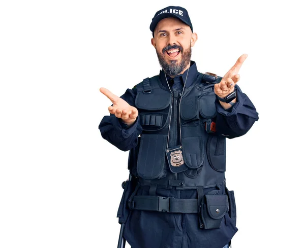Polis Üniforması Giyen Yakışıklı Genç Adam Gülümsüyor Yardım Eli Uzatıyor — Stok fotoğraf