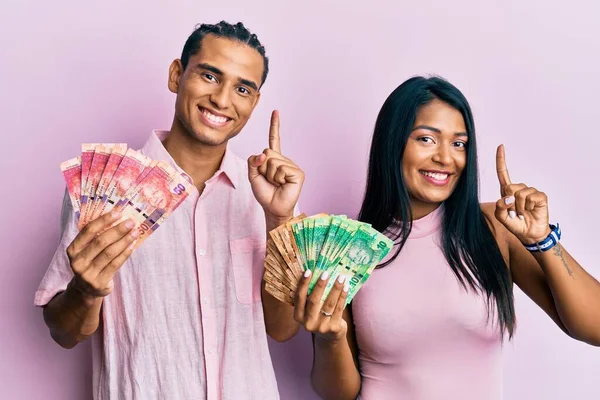 Jovem Casal Latino Segurando Notas Rand Sul Africanas Sorrindo Com — Fotografia de Stock