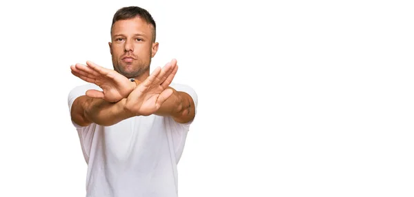 Bonito Homem Muscular Vestindo Casual Branco Tshirt Rejeição Expressão Cruzando — Fotografia de Stock