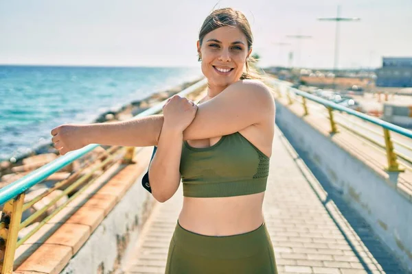 Joven Deportista Rubia Usando Ropa Deportiva Que Extiende Paseo Marítimo —  Fotos de Stock