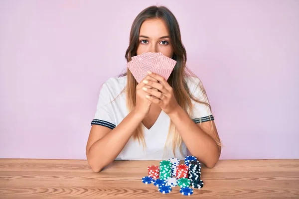Güzel Beyaz Bir Kadın Poker Oynuyor Yüzünde Kartlarla Kumar Oynuyor — Stok fotoğraf