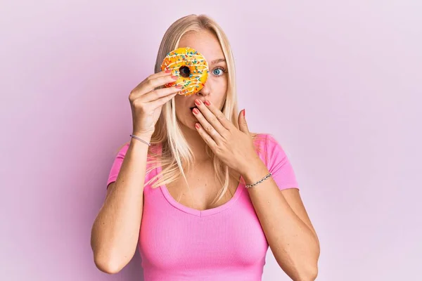 Ung Blond Flicka Håller Munk Täcker Munnen Med Handen Chockad — Stockfoto