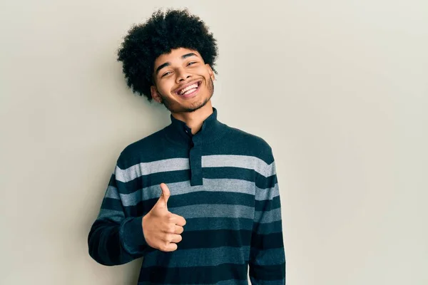 Jonge Afro Amerikaanse Man Met Afrikaans Haar Casual Kleding Doet — Stockfoto