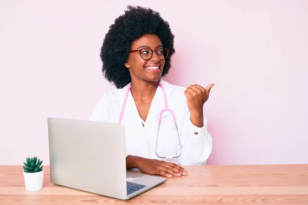 Doktor Steteskobu Takan Genç Afro Amerikalı Kadın Bilgisayarla Çalışıyor Gülümseyen — Stok fotoğraf