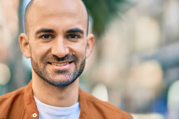 Jovem Hispânico Careca Homem Sorrindo Feliz Cidade — Fotografia de Stock