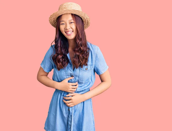 Junge Schöne Chinesische Mädchen Mit Sommerhut Lächelt Und Lacht Laut — Stockfoto