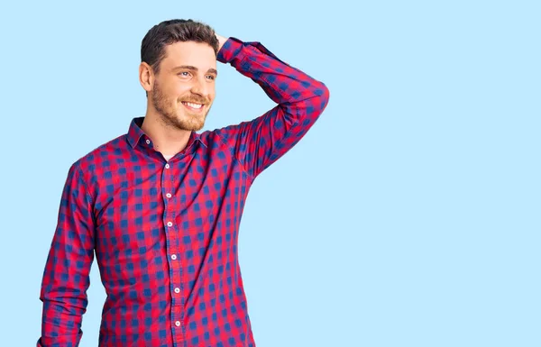 Schöner Junger Mann Mit Bär Trägt Lässiges Hemd Lächelt Selbstbewusst — Stockfoto