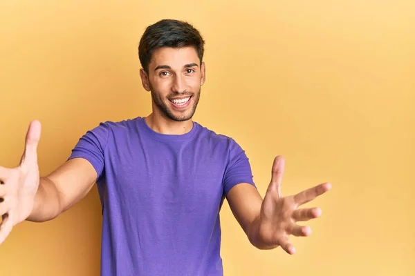 Joven Hombre Guapo Con Ropa Casual Mirando Cámara Sonriendo Con — Foto de Stock