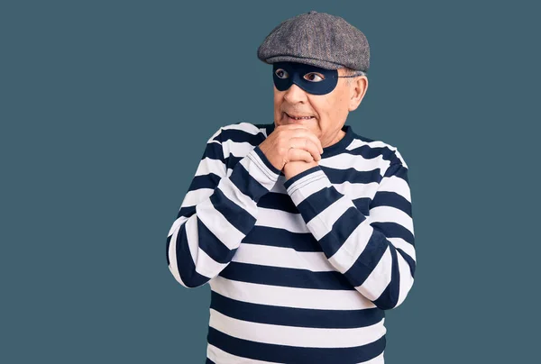 Senior Stilig Man Bär Inbrottstjuv Mask Och Shirt Skrattar Nervös — Stockfoto