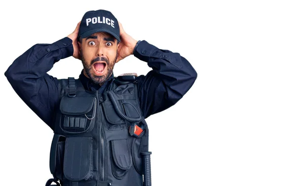 Νεαρός Ισπανός Που Φοράει Αστυνομική Στολή Τρελός Και Φοβισμένος Χέρια — Φωτογραφία Αρχείου