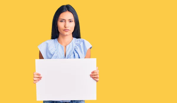 Giovane Bella Ragazza Latina Possesso Banner Vuoto Pensiero Atteggiamento Vuoto — Foto Stock