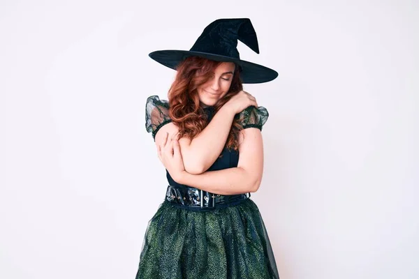 Молодая Красивая Женщина Костюме Ведьмы Хэллоуин Обнимает Себя Счастливым Позитивным — стоковое фото
