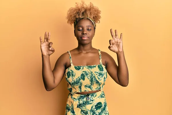Junge Afrikanerin Mit Afro Haaren Sommerkleid Entspannt Und Lächelt Mit — Stockfoto