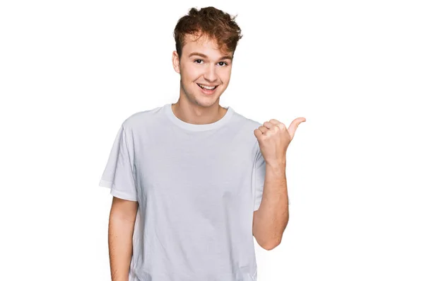Jonge Blanke Man Draagt Casual Wit Shirt Glimlachend Met Vrolijk — Stockfoto