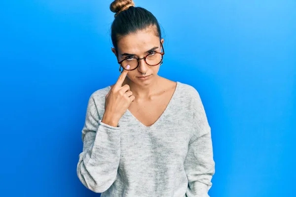 Junge Hispanische Frau Lässiger Kleidung Die Auf Das Auge Zeigt — Stockfoto