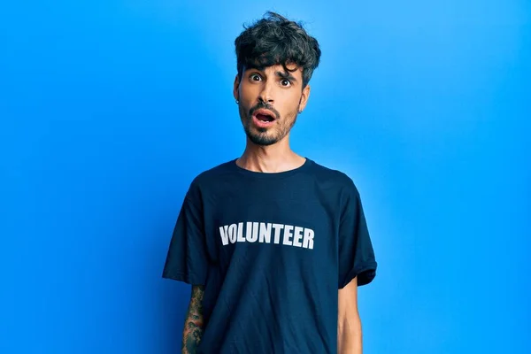 Junger Hispanischer Mann Trägt Freiwilliges Shirt Schockgesicht Sieht Skeptisch Und — Stockfoto