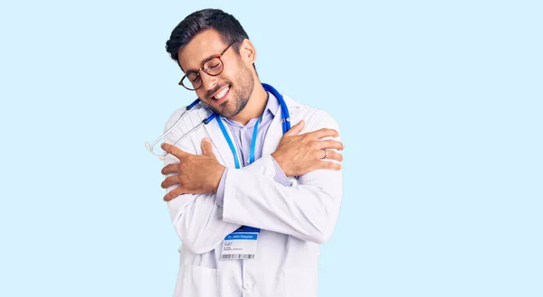 Joven Hispano Vistiendo Uniforme Médico Estetoscopio Abrazándose Feliz Positivo Sonriendo —  Fotos de Stock