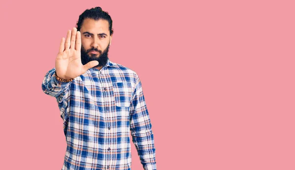 Junger Arabischer Mann Lässiger Kleidung Der Aufhört Mit Der Hand — Stockfoto