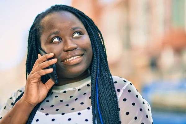 Jeune Femme Afro Américaine Souriante Heureuse Parler Sur Smartphone Ville — Photo