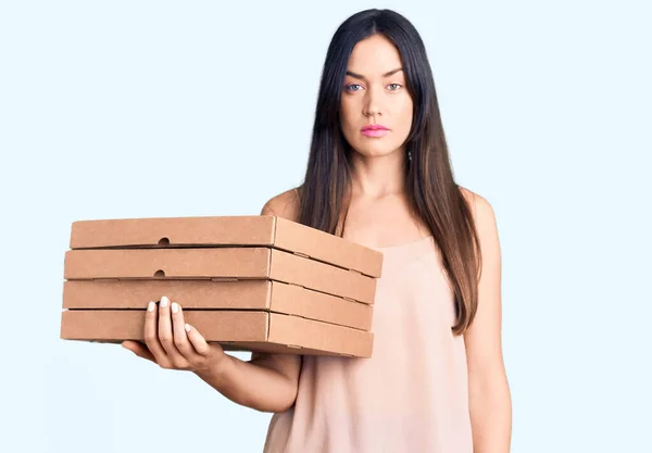 Молодая Красивая Белая Женщина Держит Доставку Пиццы Коробка Мышления Отношение — стоковое фото