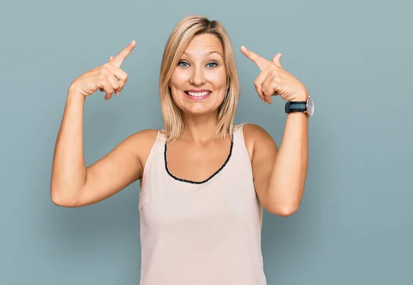 Middle Age Caucasian Woman Wearing Casual Clothes Smiling Pointing Head — Stock Photo, Image