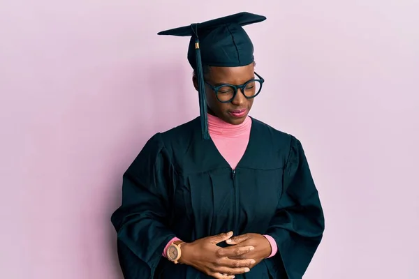 Jovem Afro Americana Vestindo Boné Formatura Roupão Cerimônia Com Mão — Fotografia de Stock