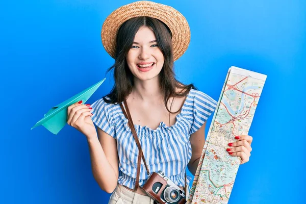 Jovem Bela Menina Caucasiana Segurando Avião Papel Mapa Cidade Sorrindo — Fotografia de Stock