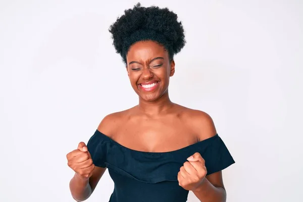 Mujer Afroamericana Joven Vistiendo Ropa Casual Muy Feliz Emocionada Haciendo —  Fotos de Stock