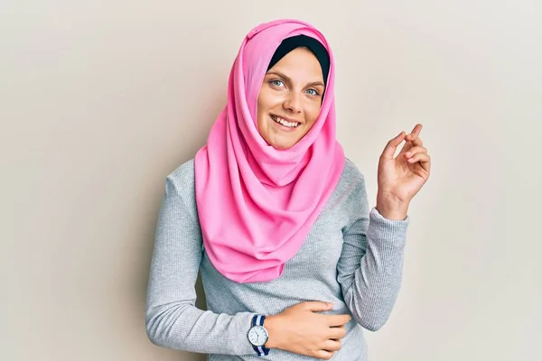 Junge Kaukasische Frau Trägt Einen Traditionellen Islamischen Hijab Schal Mit — Stockfoto