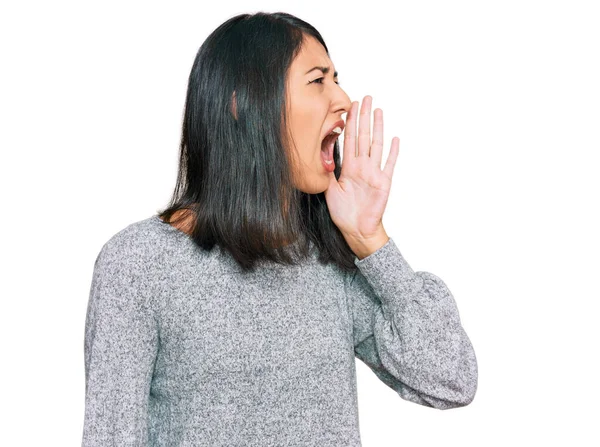 Linda Asiática Jovem Mulher Vestindo Roupas Casuais Gritando Gritando Alto — Fotografia de Stock