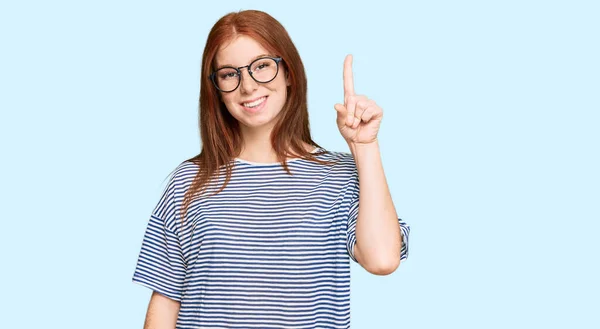 Junge Frau Mit Legerer Kleidung Und Brille Zeigt Mit Finger — Stockfoto