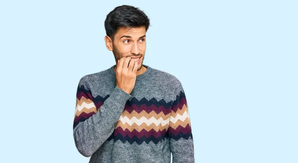 Joven Hombre Guapo Usando Suéter Invierno Casual Buscando Estresado Nervioso — Foto de Stock