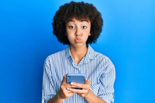 Joven Chica Hispana Usando Teléfonos Inteligentes Hinchando Mejillas Con Cara — Foto de Stock