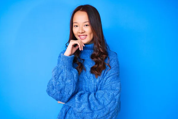 Young Beautiful Chinese Girl Wearing Casual Winter Sweater Looking Confident — 스톡 사진