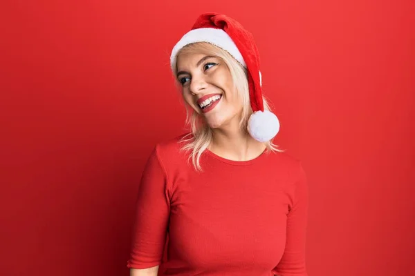 Young Blonde Girl Wearing Christmas Hat Looking Away Side Smile — Stock Photo, Image