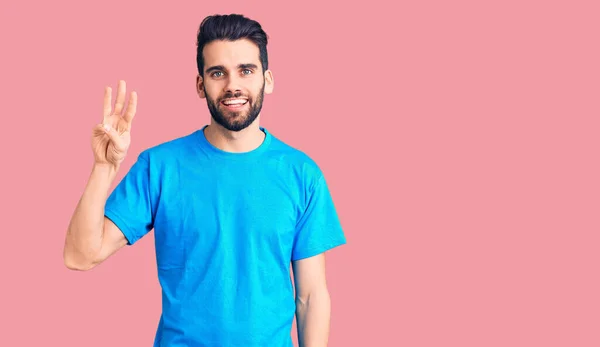 Joven Hombre Guapo Con Barba Con Camiseta Casual Mostrando Apuntando — Foto de Stock