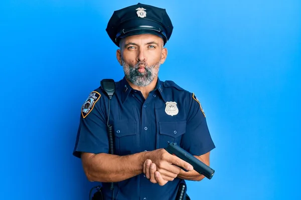 Homem Bonito Meia Idade Vestindo Uniforme Policial Segurando Arma Fazendo — Fotografia de Stock