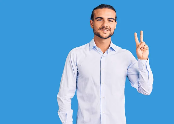 Joven Hombre Guapo Vistiendo Ropa Negocios Sonriendo Mirando Cámara Mostrando — Foto de Stock