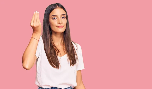 Junge Hispanische Frau Trägt Legeres Weißes Shirt Und Macht Italienische — Stockfoto