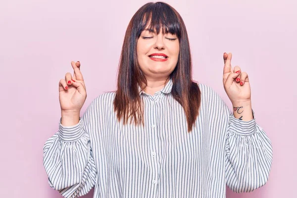 Jonge Vrouw Casual Kleding Gekruiste Vinger Glimlachend Met Hoop Ogen — Stockfoto