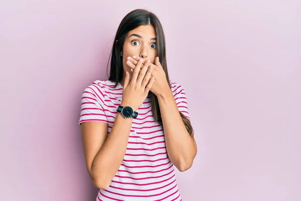 Giovane Donna Bruna Indossa Vestiti Casual Sfondo Rosa Scioccato Copertura — Foto Stock