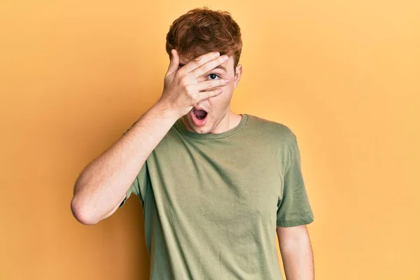 Νεαρός Καυκάσιος Άνδρας Φορώντας Casual Πράσινο Shirt Κρυφοκοιτάζοντας Χέρι Μέσα — Φωτογραφία Αρχείου