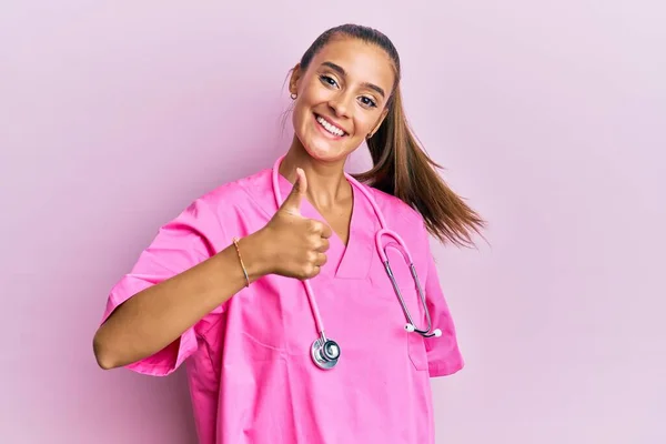 Doktor Üniforması Giyen Steteskop Takan Genç Spanyol Kadın Mutlu Bir — Stok fotoğraf