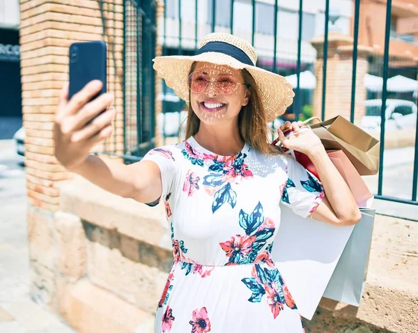 Frau Mittleren Alters Mit Einkaufstaschen Macht Selfie Mit Dem Smartphone — Stockfoto