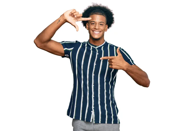 Afrikansk Amerikansk Man Med Afro Hår Bär Casual Kläder Leende — Stockfoto