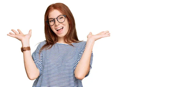 Jonge Leeshoofd Vrouw Draagt Casual Kleding Een Bril Vieren Gek — Stockfoto