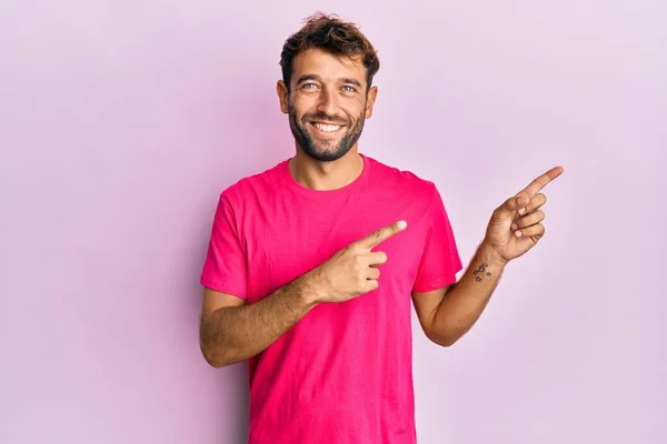 Knappe Man Met Baard Met Casual Roze Tshirt Roze Achtergrond — Stockfoto