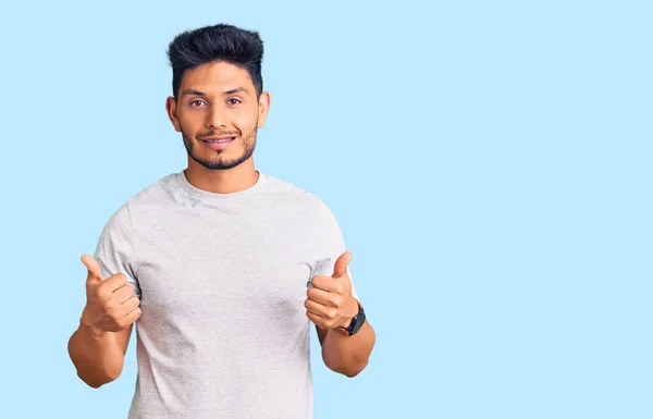 Bonito Jovem Latino Americano Vestindo Sinal Sucesso Camisa Casual Fazendo — Fotografia de Stock