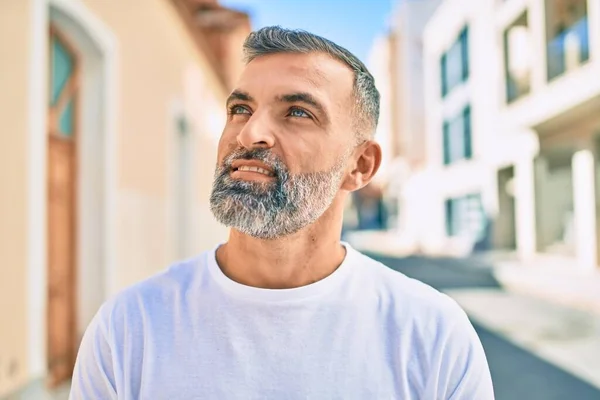 Medioevo Uomo Dai Capelli Grigi Sorridente Felice Piedi Alla Città — Foto Stock