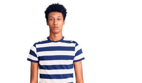 Ung Afrikansk Amerikansk Man Klädd Avslappnade Kläder Med Allvarliga Ansiktsuttryck — Stockfoto
